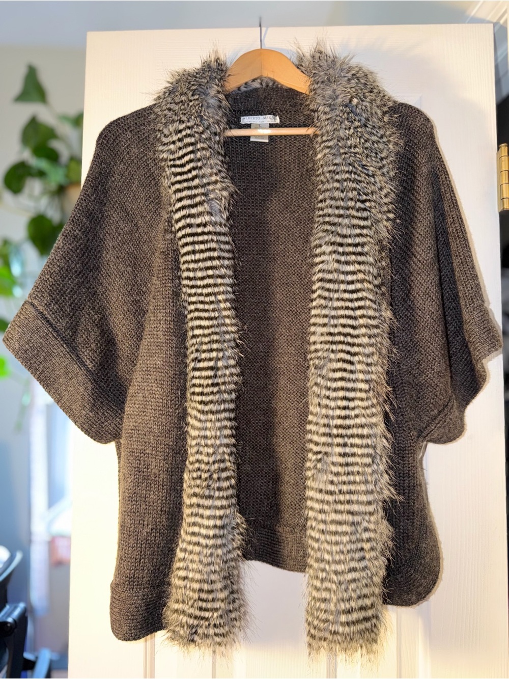 Alberto Makali Faux Fur Trim Poncho Cardigan Grey Knit Après Ski Glame. L